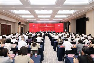 拜仁官方：克雷茨格签下第一份职业合同，合同期至2027年